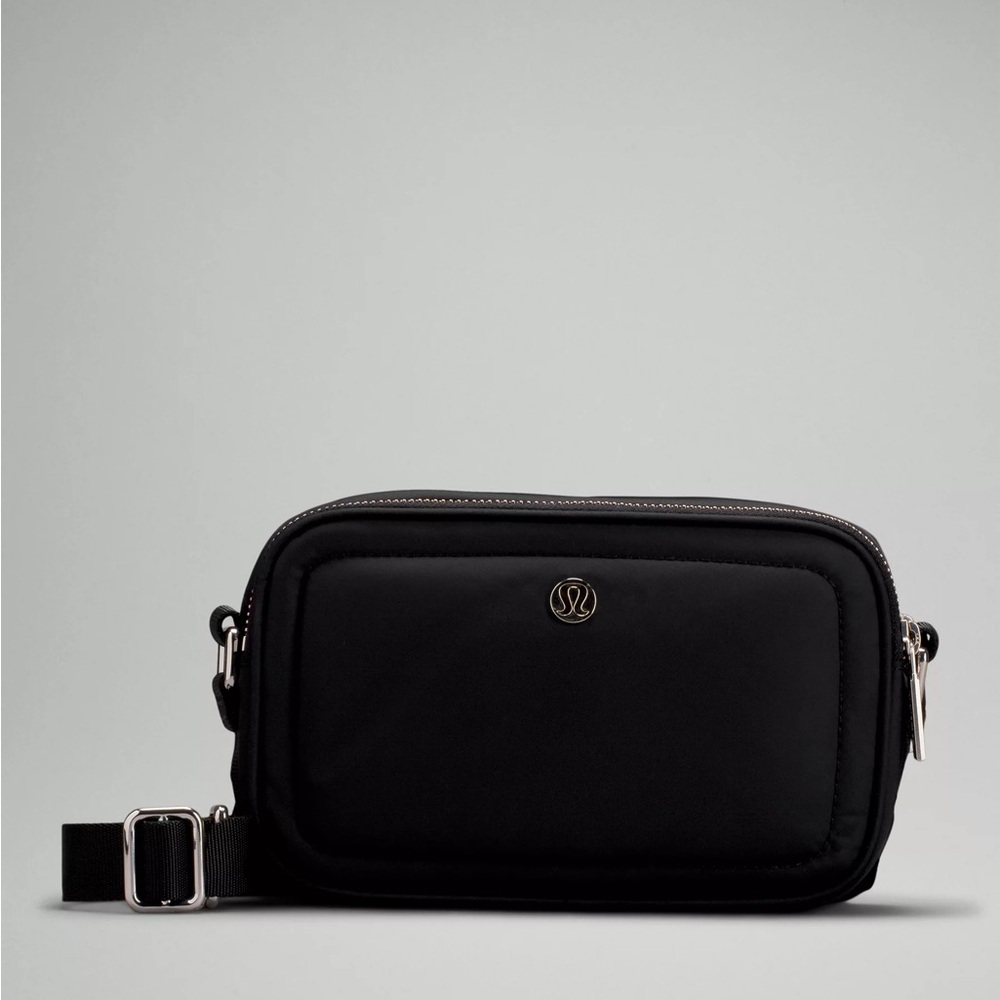 Lululemon crossbody camera bag black NWT